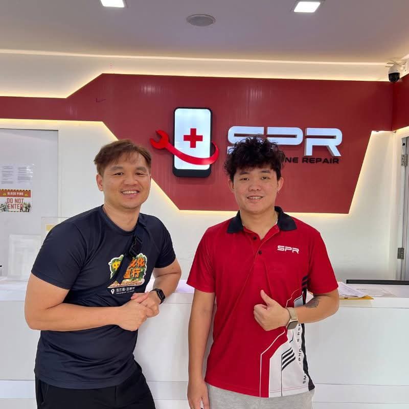 Pelanggan AnsuranPhone di kedai SPR Device Market