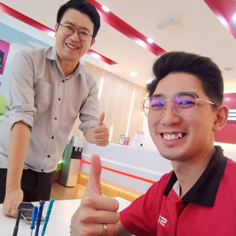Pelanggan menerima telefon baharu di kaunter