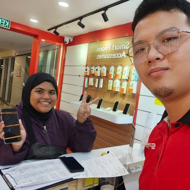 Pelanggan wanita AnsuranPhone di kedai
