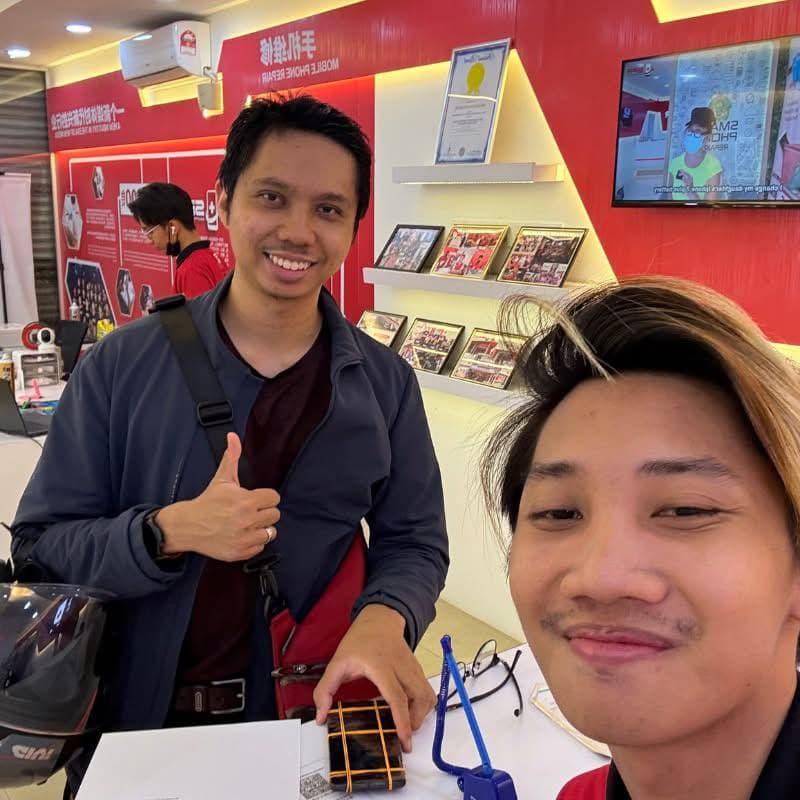 Pelanggan di cawangan SPR Device Market