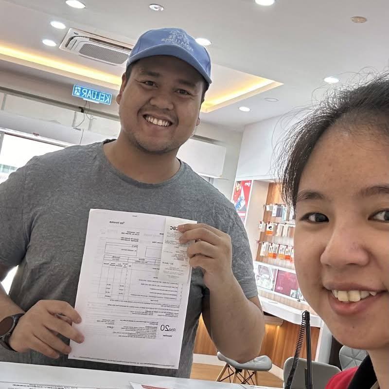 Pelanggan lelaki AnsuranPhone dengan topi biru