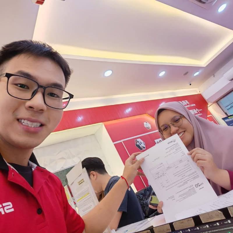 Dua pelanggan AnsuranPhone di kedai